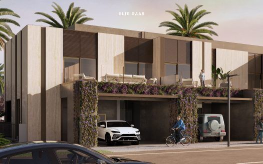 Un edificio moderno con un diseño arquitectónico limpio, paneles de madera y balcones adornados con plantas. Delante se ven un ciclista y coches, bajo un cielo soleado sembrado de palmeras en Dubai.