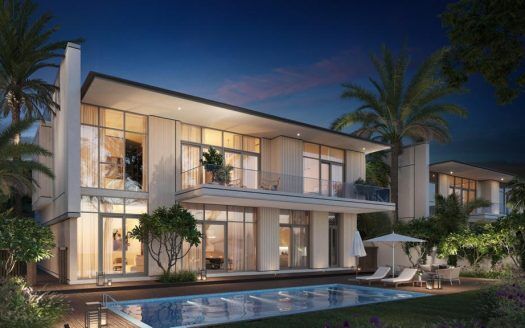 Una lujosa casa crepuscular de dos plantas con grandes ventanales y balcones, rodeada de palmeras. En primer plano, una tentadora piscina con tumbonas realza esta propiedad inmobiliaria de primera categoría de Dubai.