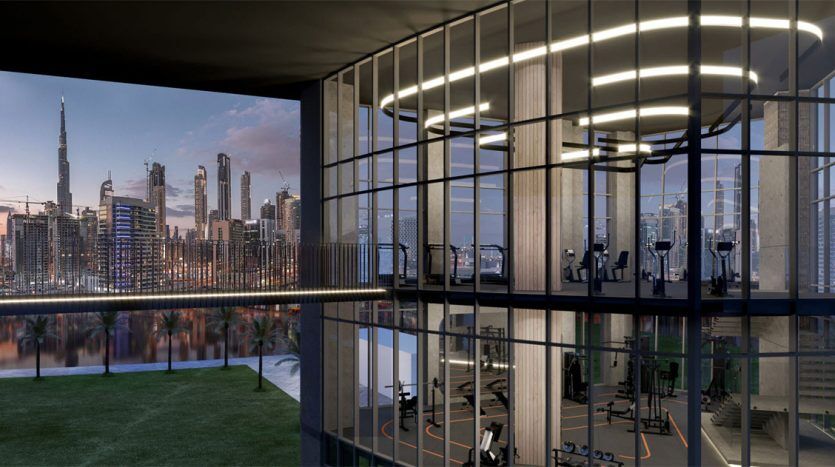 Une salle de sport moderne située au 15ème côté nord avec des baies vitrées donnant sur un magnifique horizon de la ville au crépuscule. L'espace comprend des tapis roulants et d'autres équipements d'exercice sous un éclairage circulaire élégant.