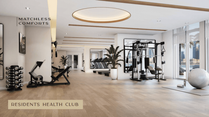 Intérieur de salle de sport luxueux avec des équipements modernes, notamment des supports de musculation, des tapis roulants et des appareils de musculation. Présente un design épuré et spacieux avec de grandes fenêtres et une vue sur les palmiers de la résidence de plage.