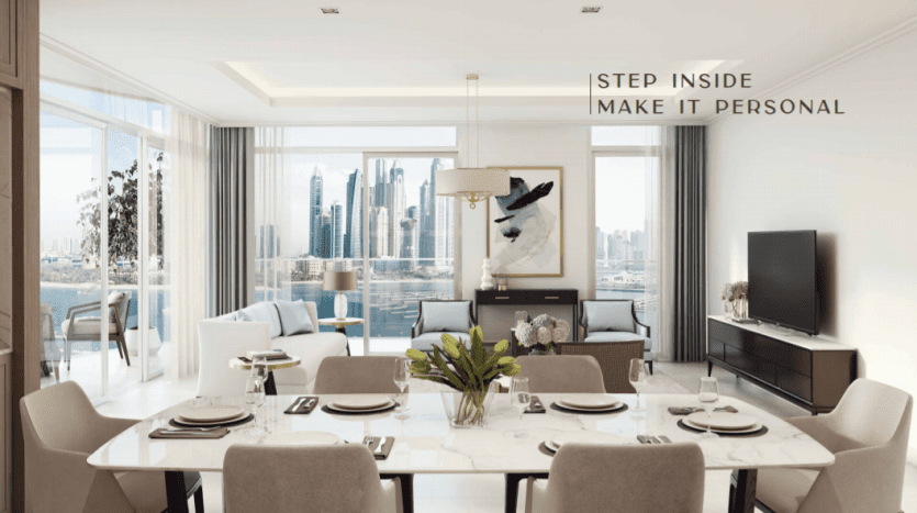 Intérieur d'appartement moderne et luxueux à Dubaï avec coin repas aménagé, salon avec télévision grand écran et vue imprenable sur les toits de la ville à travers de grandes fenêtres. Texte superposé : « Entrez, faites-le