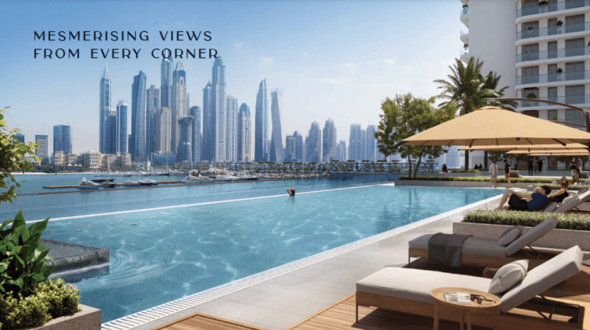 Une piscine à débordement surplombant un magnifique horizon de la ville, avec des chaises longues et un parasol à proximité, et l'expression « vues fascinantes de tous les coins » au sommet de cet appartement de Dubaï.