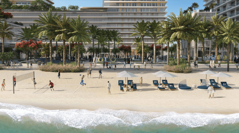 Scène animée en bord de mer avec des gens jouant au volley-ball et se relaxant sur des chaises longues sous les palmiers, surplombant un doux océan. La résidence Palace Beach, avec une verdure luxuriante en arrière-plan, complète la vue.