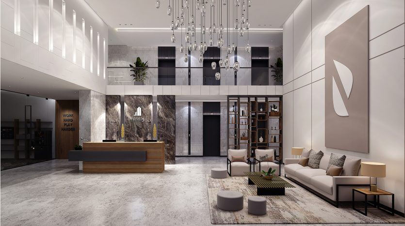 Lobby d'hôtel moderne au design élégant avec des tons beige et gris, sols en marbre, bureau de réception Prime Residence 3, coins salons luxueux, luminaires suspendus et décorations végétales.