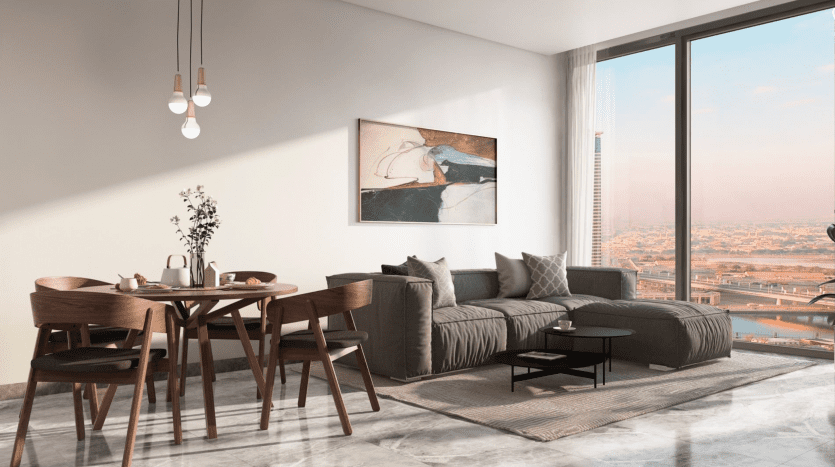 Un salon d'appartement moderne et ensoleillé avec un canapé, une table à manger et de grandes fenêtres donnant sur le paysage urbain de la péninsule de Dubaï. La décoration élégante comprend une grande peinture abstraite et des plantes d'intérieur.