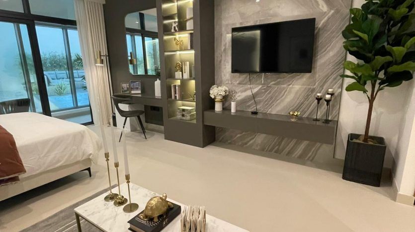         Intérieur d'une chambre luxueuse au design moderne avec une palette de couleurs gris et blanc, un mur multimédia intégré, une décoration élégante et une vue sur l'extérieur à travers de grandes fenêtres dans Prime Residency