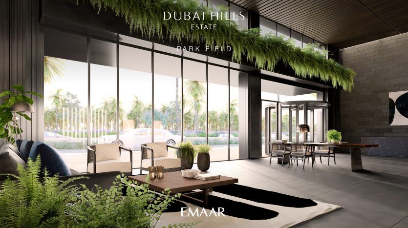 Un luxueux salon intérieur dans une villa Dubai Hills Estate doté d'un mobilier moderne et élégant, de grandes fenêtres avec vue sur les palmiers et d'une verdure luxuriante suspendue et placée autour de la pièce.