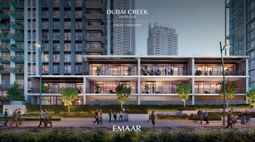Représentation artistique du port de Dubai Creek, avec des immeubles d'habitation modernes à plusieurs étages avec terrasses, entourés d'une verdure luxuriante et des passants marchant le long des sentiers. Le logo "Emaar" est visible au