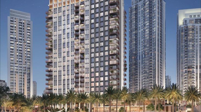 Rendu numérique d'immeubles résidentiels modernes de grande hauteur au bord de l'eau à Dubaï, dotés de balcons avec une végétation luxuriante et d'espaces de loisirs communs au crépuscule.