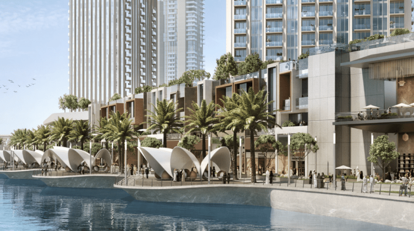 Développement moderne en bord de mer avec des coins salons extérieurs chics couverts d'auvents et une promenade animée bordée de palmiers, à côté de grands immeubles résidentiels dans un emplacement privilégié de l'immobilier de Dubaï.