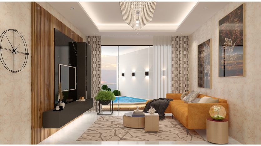 Salon luxueux dans une villa de Dubaï avec un canapé moutarde, une décoration moderne et de grandes fenêtres offrant une vue sur la piscine et le coucher du soleil. Les caractéristiques comprennent un éclairage élégant, des plantes et de l'art contemporain.