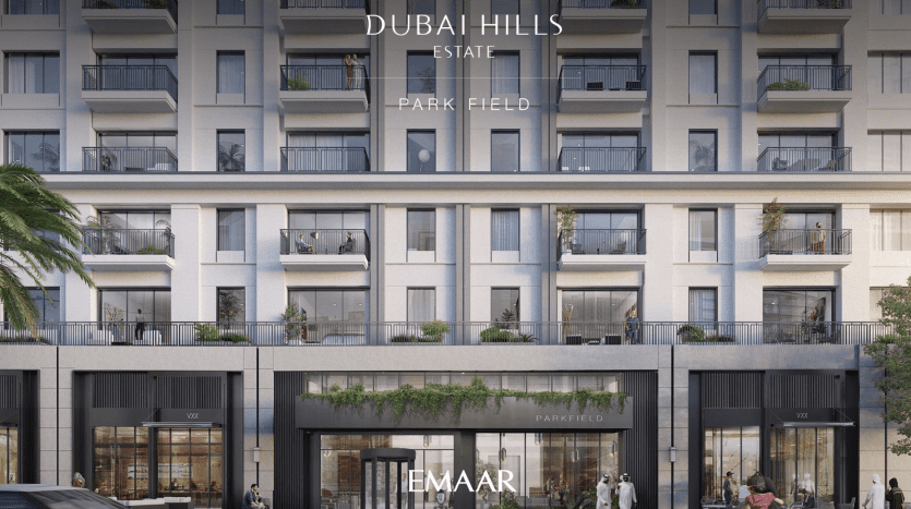 Façade d'un immeuble d'appartements moderne avec plusieurs balcons, labellisé "Dubai Hills Estate - Park Field" par Emaar, présentant des piétons et des magasins au niveau de la rue dans un cadre d'investissement à Dubaï.