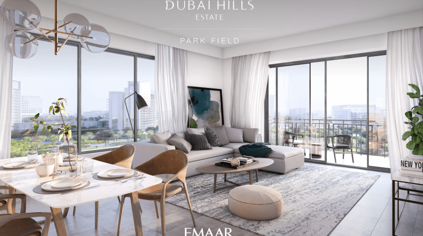 Salon moderne et élégant avec coin repas dans un appartement de grande hauteur. Elle dispose de grandes fenêtres offrant une vue sur la ville, d'un mobilier élégant et de plantes d'intérieur luxuriantes. Le texte superposé indique : "Dubai Hills,
