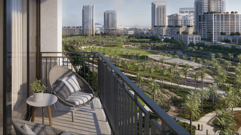 Vue depuis un balcon en hauteur surplombant un parc urbain luxuriant de Dubaï, comprenant des sentiers pédestres entourés de gratte-ciel modernes, comprenant une seule chaise et une petite table avec une plante.