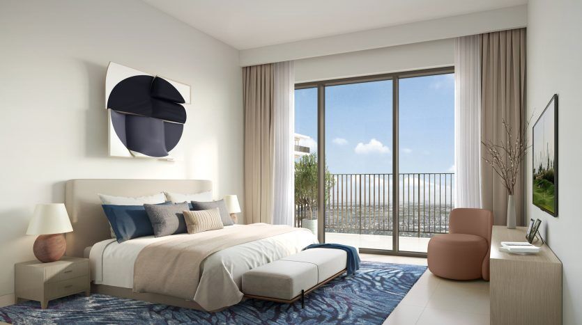 Chambre moderne avec un grand lit, des œuvres d'art abstraites élégantes au mur, une baie vitrée avec des rideaux et un tapis à motifs bleus. Un logo pour "Hills Park, Dubai Hills Estate,
