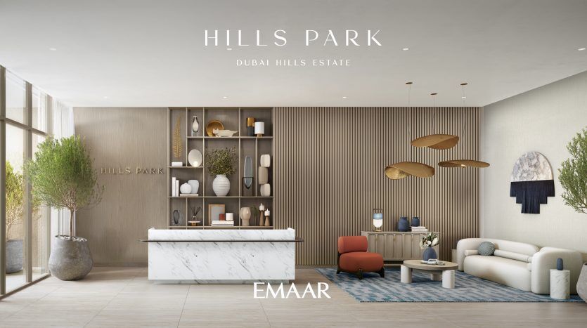 Intérieur du hall moderne et élégant de Hills Park, Dubai Hills Estate, présentant un bureau de réception, des coins salons élégants, des étagères décoratives et des fenêtres panoramiques, idéal pour ceux qui envisagent un investissement à Dubaï.