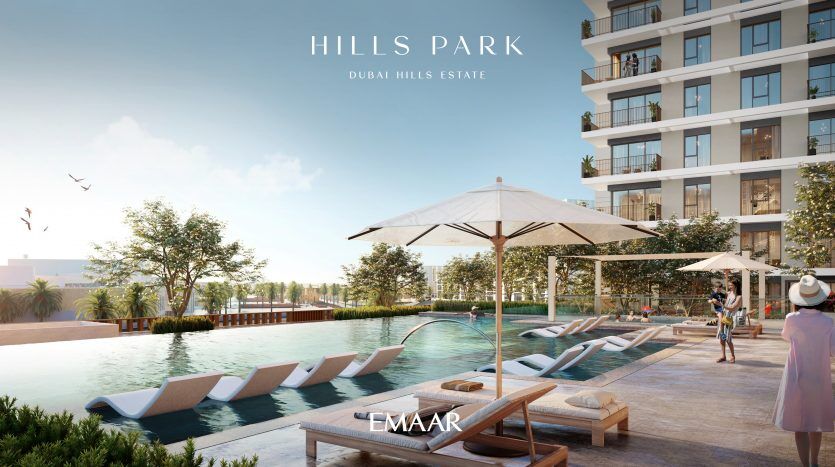 Piscine extérieure de luxe au parc Hills, Dubai Hills Estate, avec chaises longues sous parasols, villa moderne en arrière-plan et personnes profitant d'une journée ensoleillée.