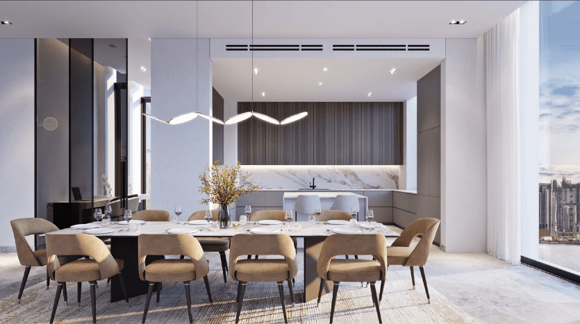 Salle à manger moderne avec une grande table pour six personnes, entourée de chaises beiges. La chambre présente une décoration élégante, de grandes fenêtres donnant sur le paysage urbain de Dubaï et un éclairage suspendu unique.