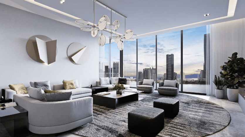 Un salon luxueux et moderne dans un appartement à Dubaï avec de grandes fenêtres donnant sur les toits de la ville au coucher du soleil, avec des meubles élégants, des luminaires élégants et des plantes d'intérieur.