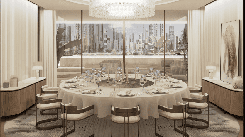 Salle à manger moderne avec une table raffinée pour huit personnes, des chaises élégantes et un grand lustre. Les grandes fenêtres offrent une vue panoramique sur la ville tandis que les accents en bois et l'éclairage tamisé ajoutent une ambiance chaleureuse, parfaite pour