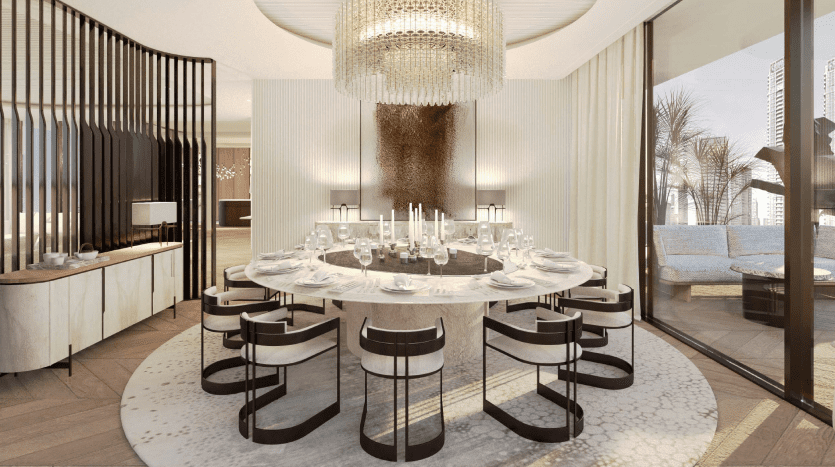 Une salle à manger luxueuse dans une villa de Dubaï comprenant une table ovale dressée avec une vaisselle élégante et entourée de chaises noires et blanches sous un grand lustre, bordée de hauts rideaux et d'une cloison.