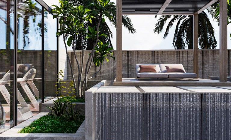 Un espace extérieur luxueux comprenant une cascade en cascade depuis une piscine à débordement élégante et moderne à côté d'une cabane avec un lit de repos moelleux, entouré de plantes tropicales luxuriantes et une vue sur une villa contemporaine de Dubaï.