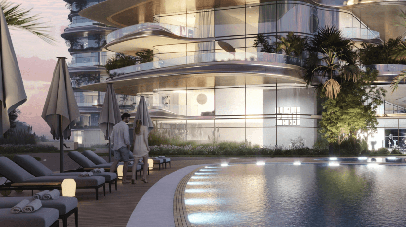 Une scène luxueuse au bord de la piscine au crépuscule avec une villa moderne à Dubaï avec des murs en verre incurvés et une verdure luxuriante. Un couple se tient près de l’eau, partiellement sous un parasol, entouré de chaises longues.