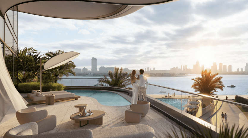 Un couple se tient sur un balcon luxueux avec une piscine donnant sur les toits de la ville et l’océan au coucher du soleil. Un mobilier d'extérieur élégant et des plantes luxuriantes rehaussent l'atmosphère sereine de leur appartement Dubaï.