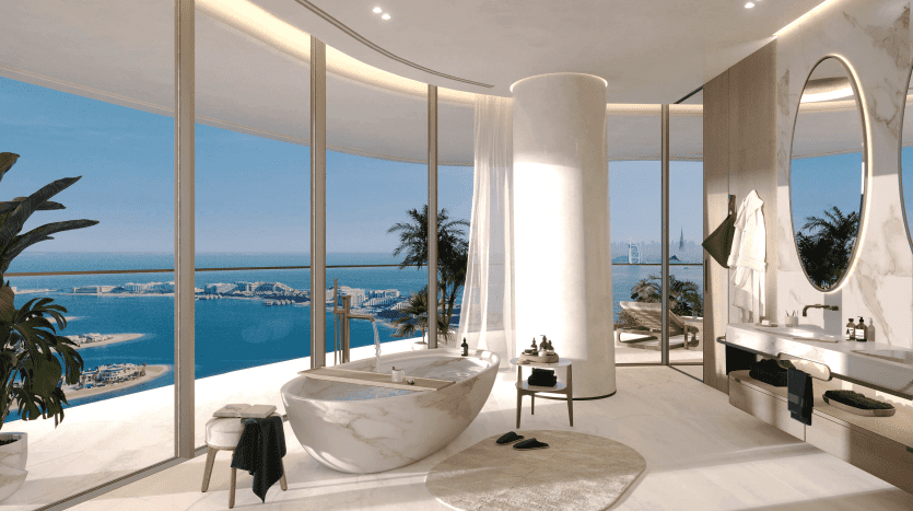 Salle de bain luxueuse dans une villa à Dubaï avec une baignoire îlot donnant sur une vue panoramique sur la mer à travers des baies vitrées, comprenant un mobilier moderne et des plantes luxuriantes.