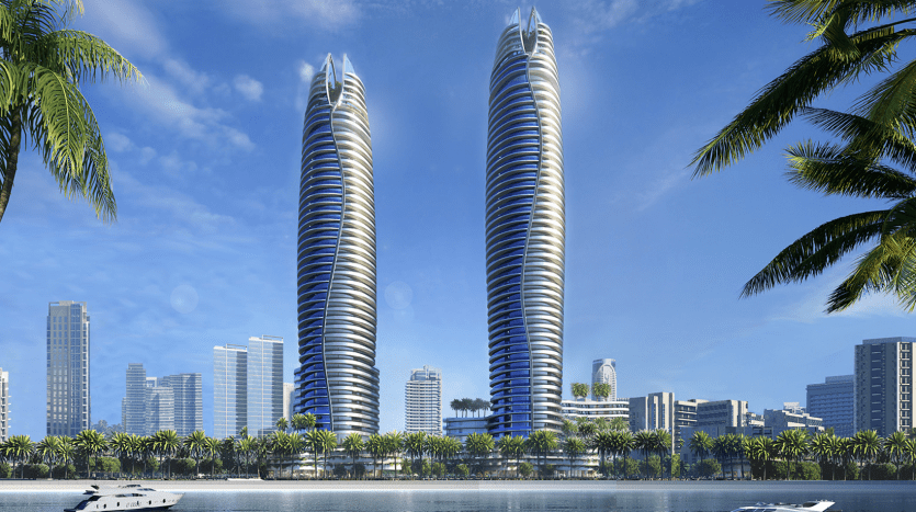 Deux immeubles de grande hauteur en spirale au bord d'une rivière dans un paysage urbain moderne, avec des palmiers au premier plan et un bateau naviguant sur l'eau, mettant en valeur le premier immobilier de Dubaï.