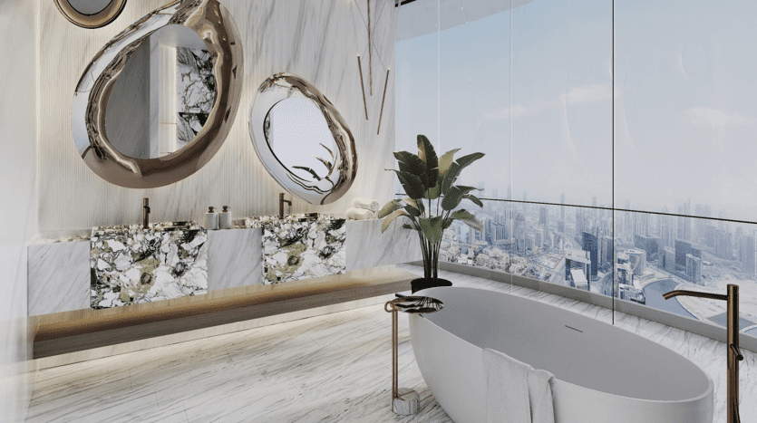 Une salle de bains luxueuse dans un appartement de Dubaï avec un sol en marbre et une grande baignoire, avec des miroirs uniques au mur, une vue sur le paysage urbain à travers des baies vitrées et des plantes décoratives.