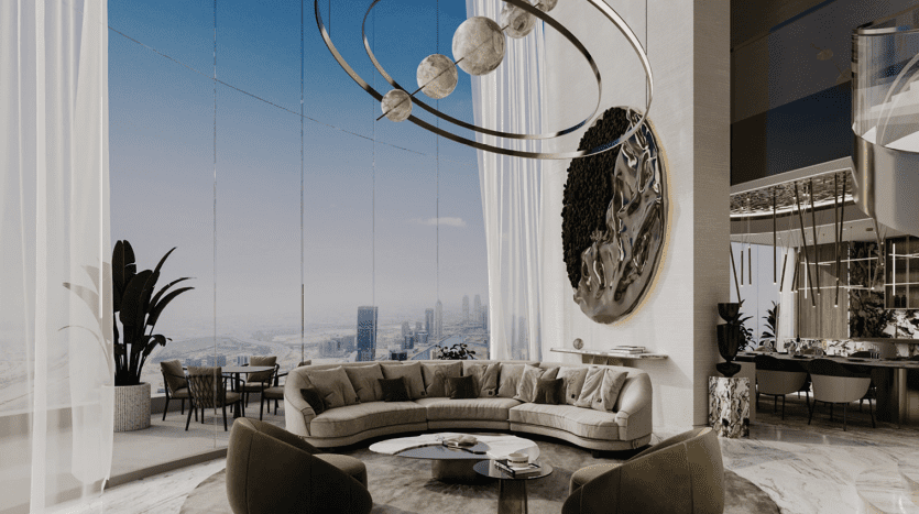 Luxueux salon de grande hauteur à Dubaï avec vue panoramique sur la ville, doté d'un canapé circulaire, d'œuvres d'art moderne et d'un grand luminaire circulaire.