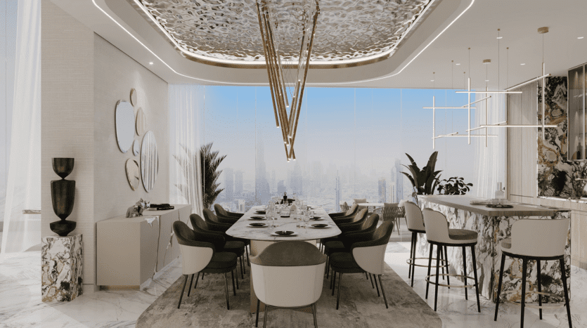 Intérieur luxueux de salle à manger dans une villa de Dubaï comprenant une longue table avec des chaises vertes, un plafond orné de lustres élaborés et une vue panoramique sur la ville à travers de grandes fenêtres.