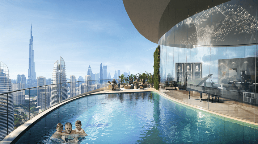 Une luxueuse piscine à débordement sur le toit surplombant un paysage urbain moderne avec des gratte-ciel à Dubaï. Une famille profite de l’eau, tandis que d’autres sont assis dans une pièce aux parois de verre.