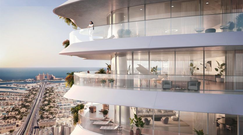Une villa moderne à plusieurs étages à Dubaï avec de larges balcons incurvés surplombe un paysage urbain côtier. Un homme se tient debout sur un balcon et profite de la vue. Des intérieurs lumineux et spacieux sont visibles.