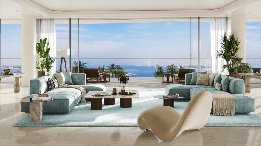 Salon luxueux et moderne dans un appartement de Dubaï donnant sur la côte, comprenant des canapés bleu sarcelle moelleux, des chaises élégantes, des tables en verre et de grandes fenêtres laissant entrer une lumière naturelle abondante.
