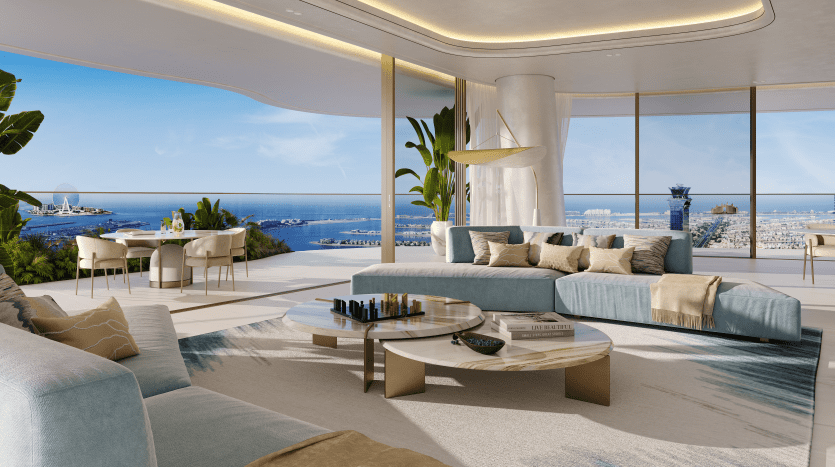 Un salon spacieux et moderne dans les résidences Como avec de grandes fenêtres offre une vue imprenable sur l'océan et les toits de la ville. La pièce comprend des canapés bleus et beiges, des tables basses élégantes et un coin repas avec des plantes renforçant l'ambiance sereine.