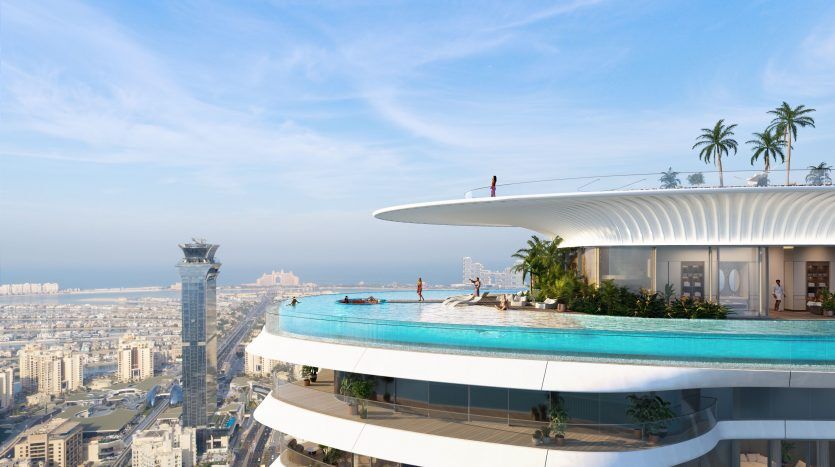Luxueuse piscine à débordement sur le toit surplombant un paysage urbain panoramique, comprenant un coin salon avec des palmiers et un design architectural moderne et élégant – un endroit privilégié pour Investir Dubaï.