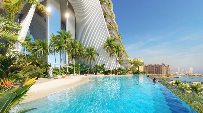 Piscine à débordement luxueuse près d'un immeuble moderne et incurvé, entourée de palmiers luxuriants et de plantes tropicales avec un horizon de la ville de Dubaï en arrière-plan par une journée ensoleillée.