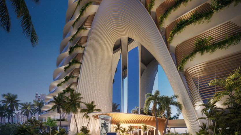 Une villa architecturale moderne à Dubaï avec un design courbé unique et de grandes arcades, entourée d'une verdure luxuriante et d'une piscine, magnifiquement éclairée au crépuscule.