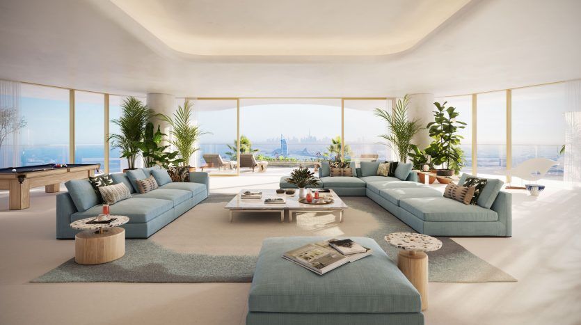 Un salon spacieux et moderne dans une villa de Dubaï avec de grandes fenêtres offrant une vue panoramique sur la ville, meublé de canapés minimalistes, de plantes en pot et de doux tons bleus et beiges.