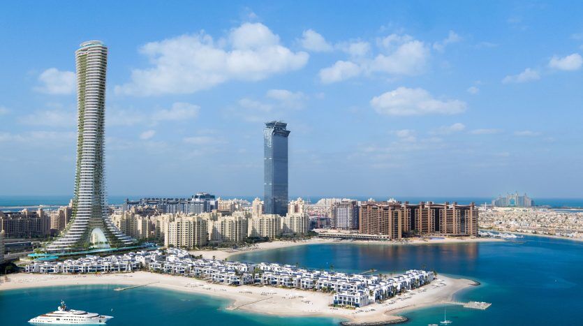 Vue aérienne d'un paysage urbain côtier de Dubaï avec un gratte-ciel en spirale unique à côté de gratte-ciel traditionnels, une marina avec des bateaux et des eaux bleues claires sous un ciel clair.
