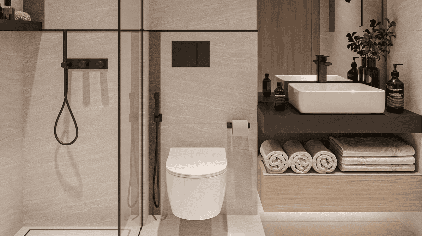 Salle de bains moderne dotée d'un élégant lavabo noir sur une vanité en bois, de toilettes blanches, d'une cabine de douche en verre et de serviettes soigneusement empilées dans une villa de Dubaï, complétées par un éclairage d'ambiance subtil et des plantes décoratives.