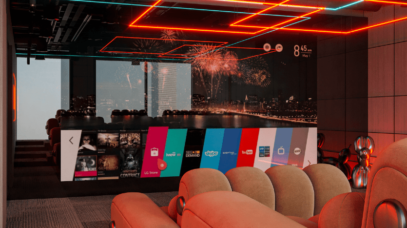 Une salle de cinéma maison moderne dans une villa à Dubaï avec des sièges moelleux, un grand écran projeté montrant des feux d'artifice sur un paysage urbain et des néons vibrants au plafond. Divers logos de services de streaming sont affichés sur