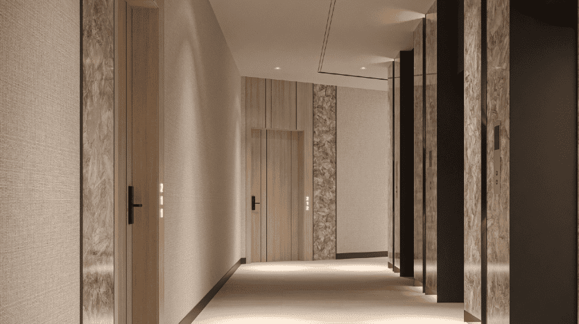Un couloir moderne dans une villa de Dubaï doté d'un éclairage chaleureux, de hautes portes en bois et de murs texturés, menant à un point de fuite.