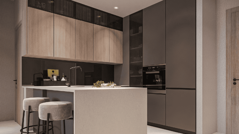 Intérieur de cuisine moderne avec armoires en bois et gris foncé, îlot avec tabourets de bar, appareils électroménagers intégrés et éclairage d'ambiance dans une villa de Dubaï, créant un espace élégant et contemporain.