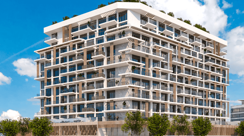 Villa résidentielle moderne à plusieurs étages à Dubaï avec balcons et jardins luxuriants sur le toit sous un ciel bleu clair. La façade est blanche et ornée de boiseries à la base.