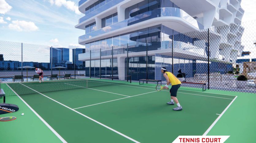 Deux personnes jouant au tennis sur un court vert situé sur le toit d'un appartement à Dubaï avec un bâtiment blanc futuriste en arrière-plan et un ciel bleu avec des nuages.