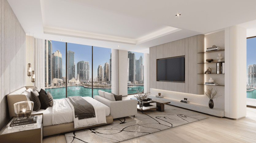 Salon moderne dans une villa de Dubaï avec de grandes fenêtres donnant sur les toits de la ville et l'eau. Cette chambre dispose d'un canapé sectionnel, d'une télévision à écran plat et d'étagères en bois. Lumineux et aéré avec un design contemporain.