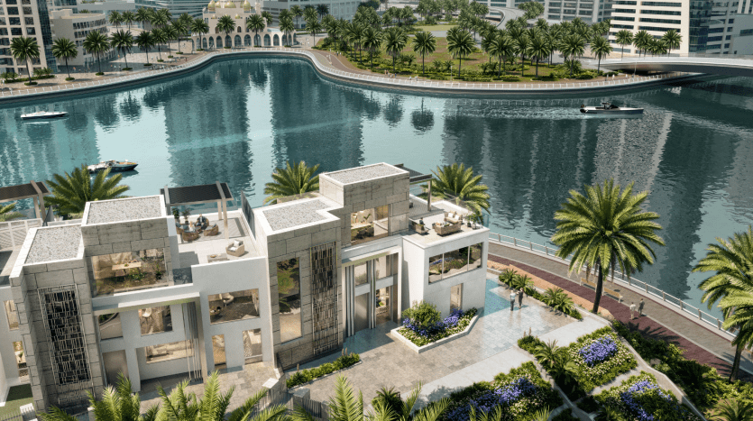 Une scène luxueuse au bord de l'eau avec des villas modernes entourées de jardins luxuriants et surplombant un port bleu serein avec des bateaux à Dubaï. L'architecture comporte des toits-terrasses et s'inscrit dans un cadre tropical ensoleillé.